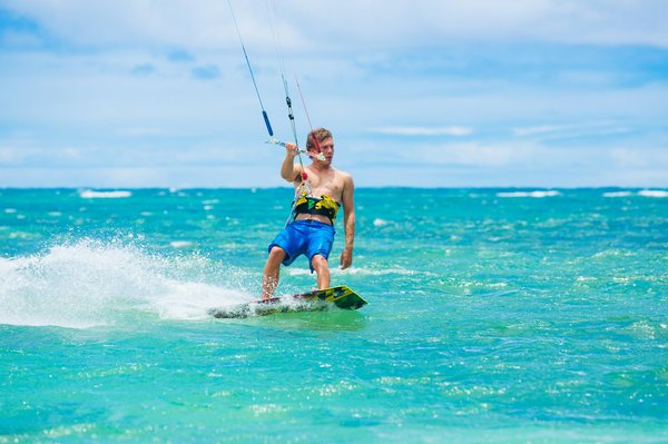 Comment organiser une aventure en kitesurf dans les îles Turques-et-Caïques : spots et périodes idéales ?